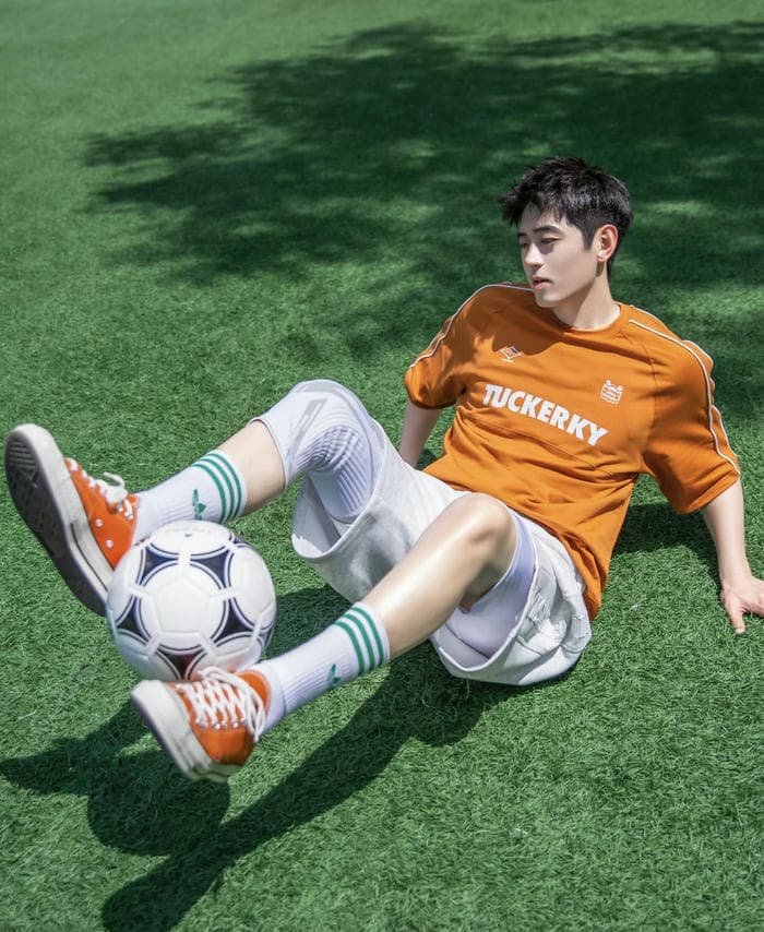 ảnh cầu thủ bật cao tranh bóng