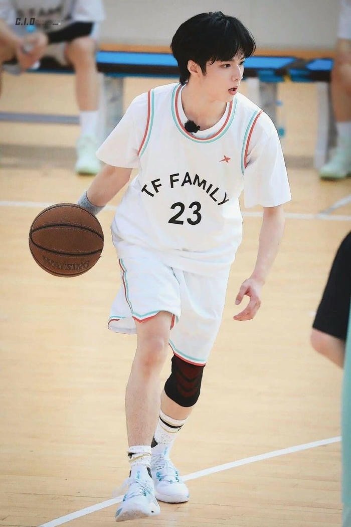 ảnh cầu thủ bóng rổ cười rạng rỡ sau pha ghi điểm