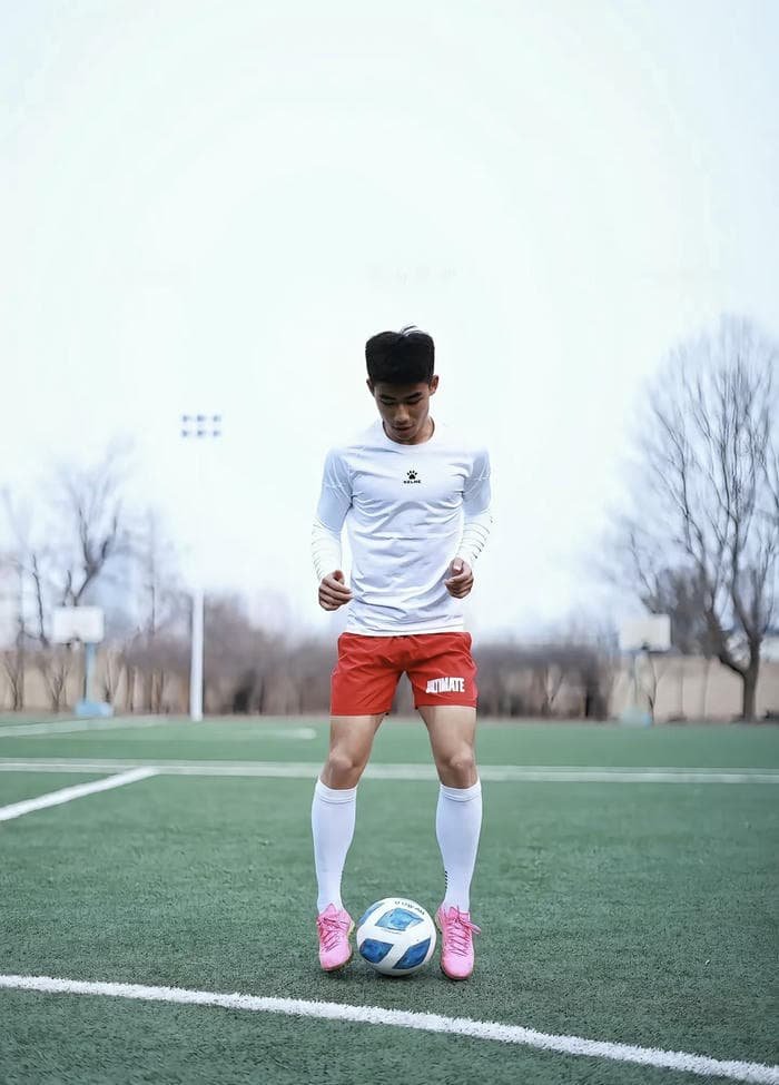 ảnh cầu thủ đẹp trai đứng giữa sân cỏ