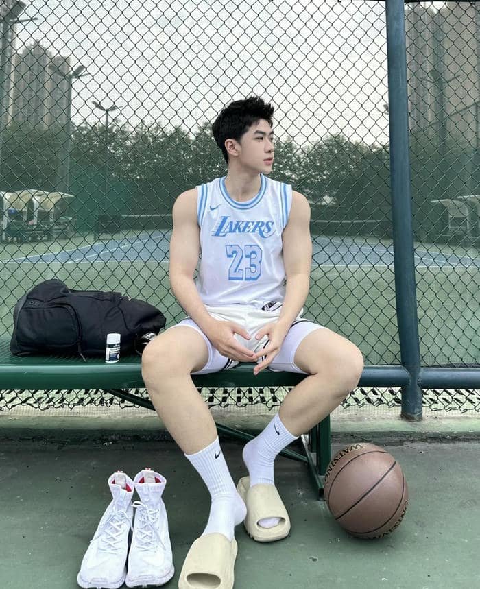 ảnh cầu thủ nhìn rổ bằng ánh mắt kiên định