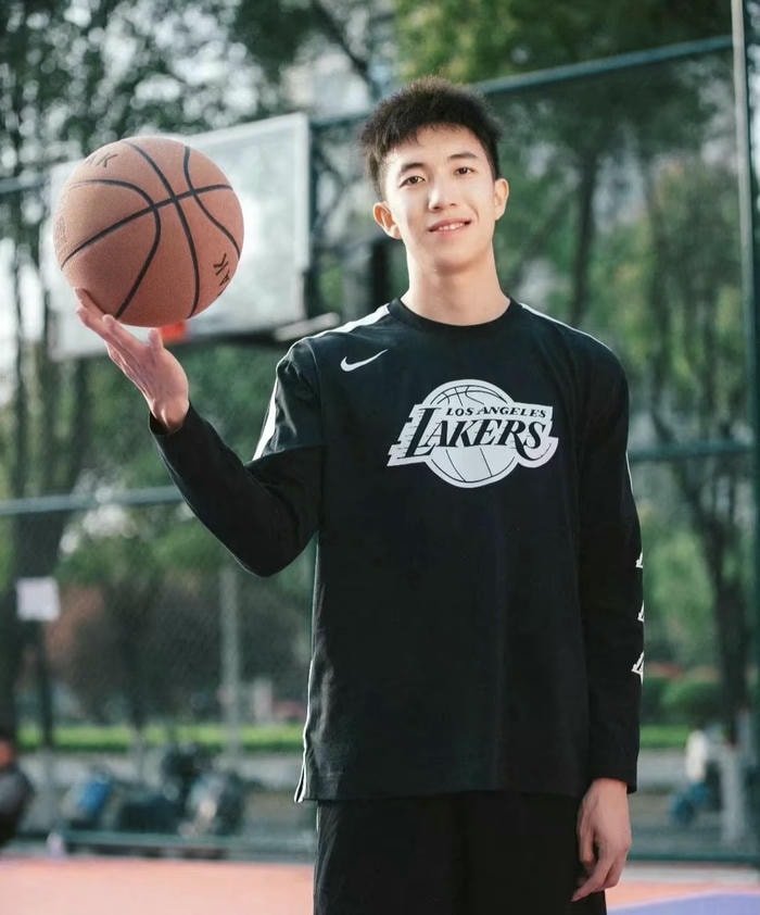 ảnh cầu thủ nhìn về khung rổ đầy quyết tâm