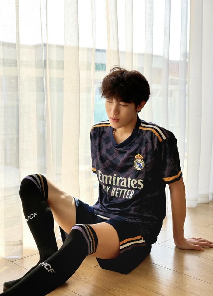 ảnh cầu thủ nhìn xa xăm trước giờ thi đấu