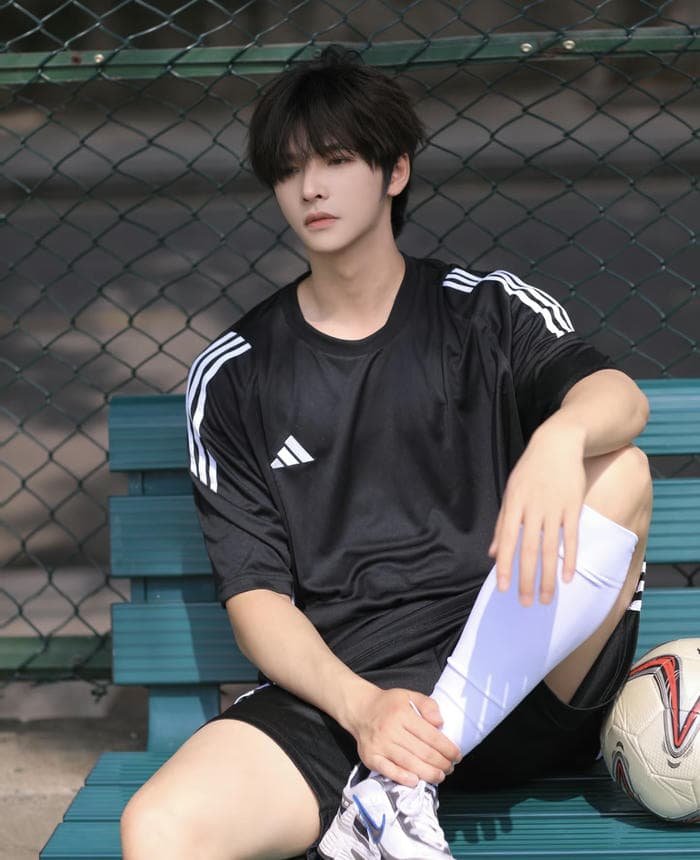 ảnh cầu thủ trẻ cười tươi sau trận đấu