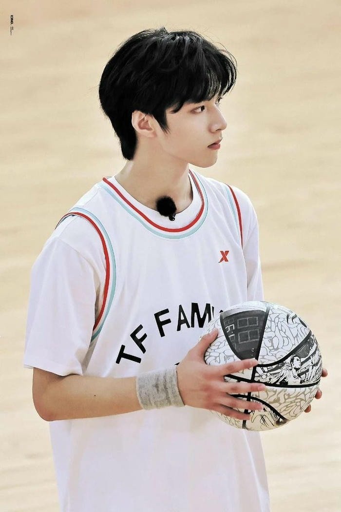 ảnh cầu thủ trẻ đổ mồ hôi khi tập luyện