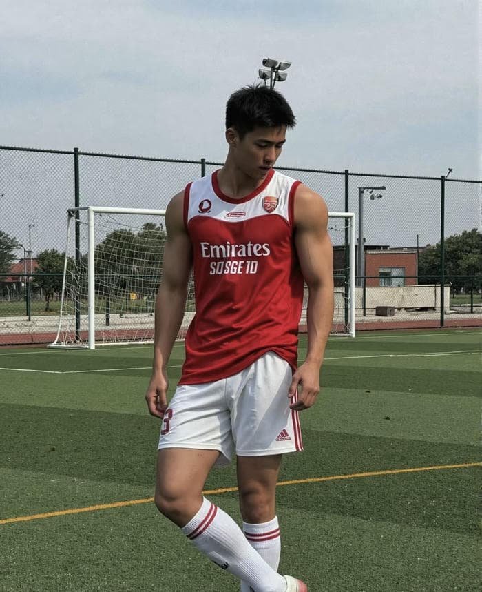 ảnh cầu thủ trẻ tạo dáng với quả bóng