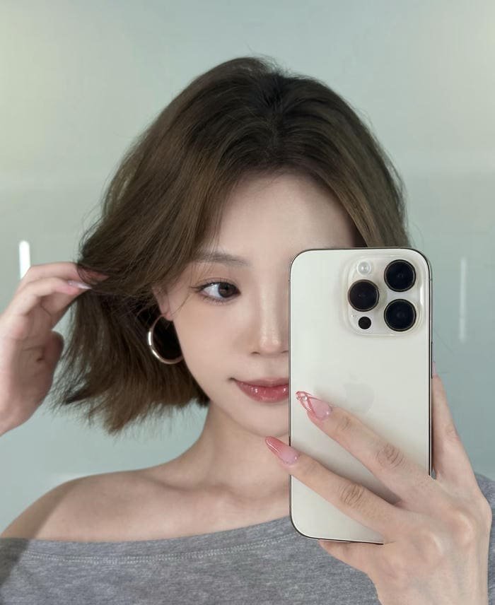 ảnh cô gái tóc ngắn giản dị nhưng duyên dáng