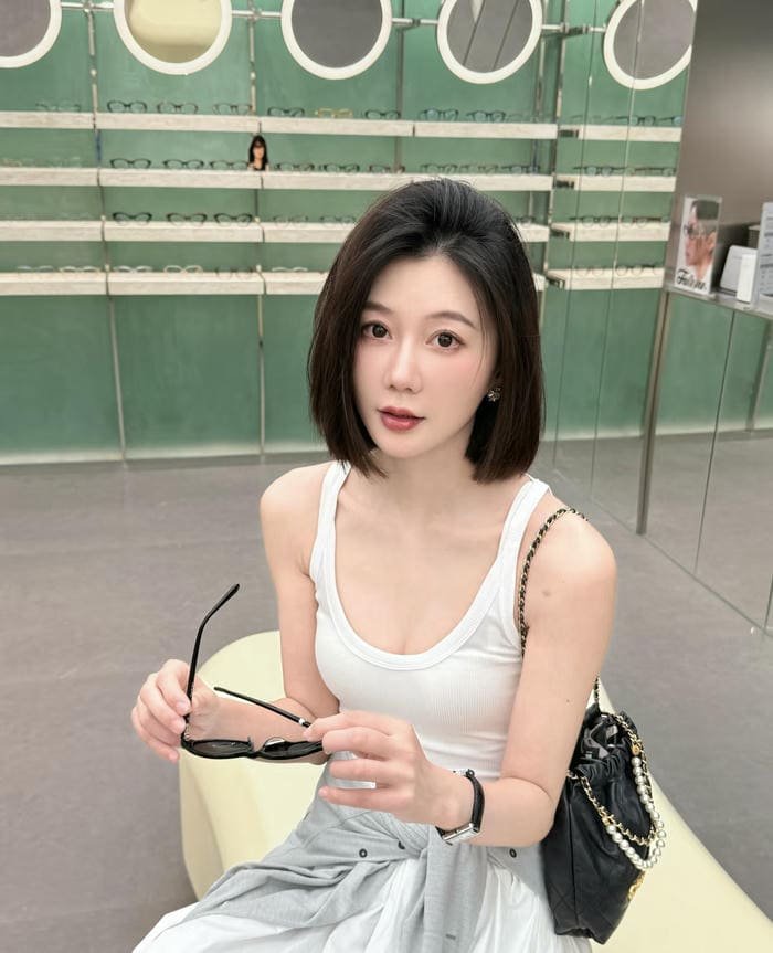 ảnh cô gái tóc ngắn mang phong cách riêng biệt