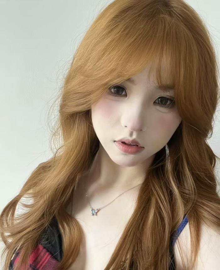 ảnh cô gái tóc vàng cuốn hút mọi ánh nhìn