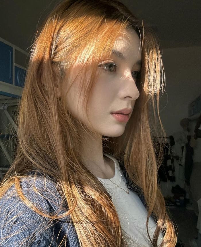 ảnh cô gái tóc vàng mang thần thái tự tin