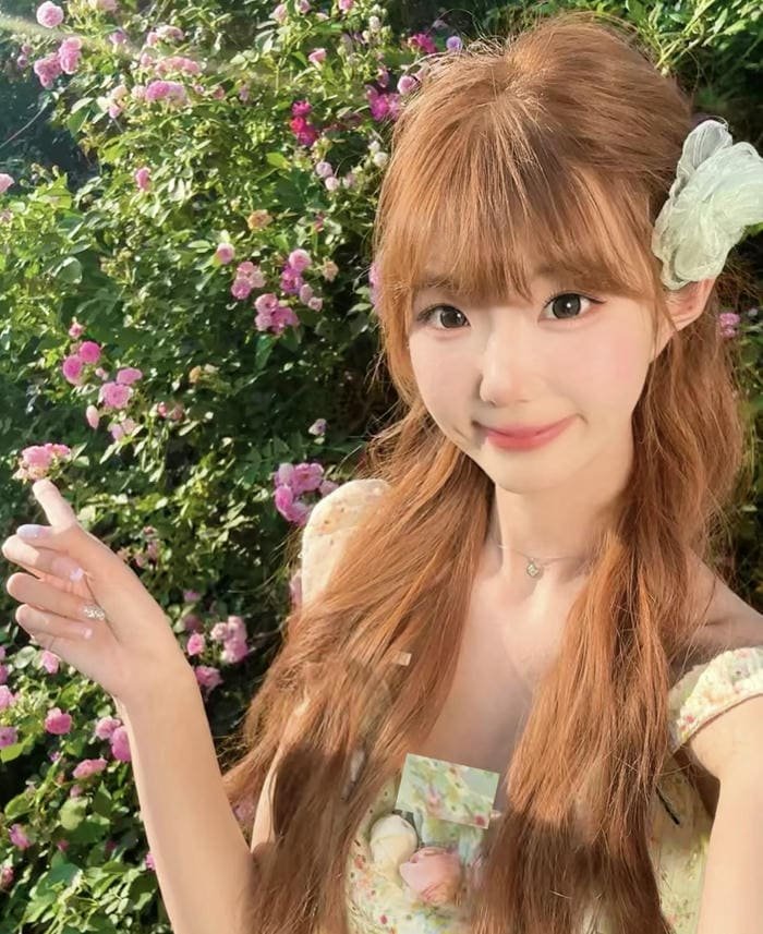 ảnh cô gái tóc vàng nổi bật giữa đám đông