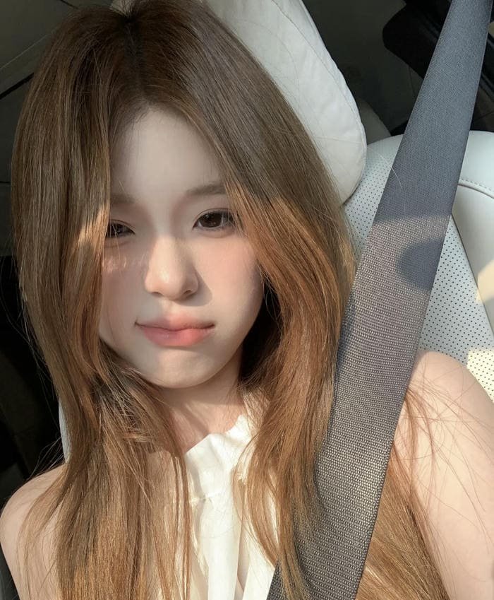 ảnh cô gái tóc vàng với dáng vẻ tự nhiên