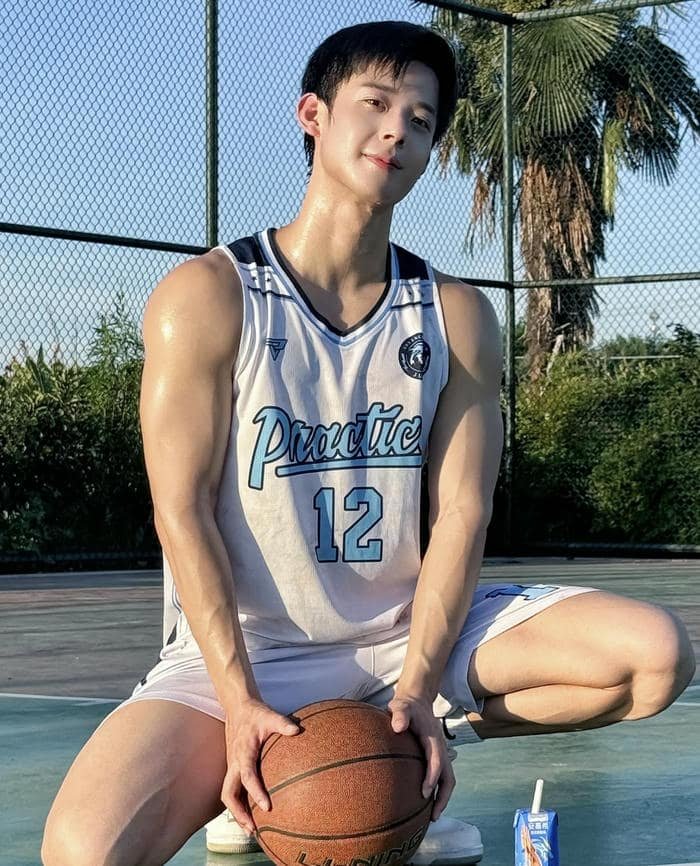 ảnh con trai chơi bóng rổ với phong cách tự tin