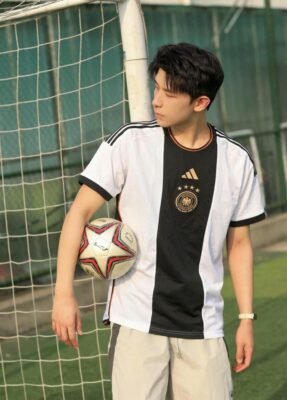 ảnh con trai chơi bóng trên sân cỏ