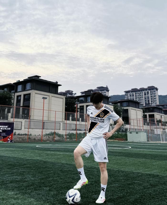 ảnh con trai đá bóng cùng bạn bè