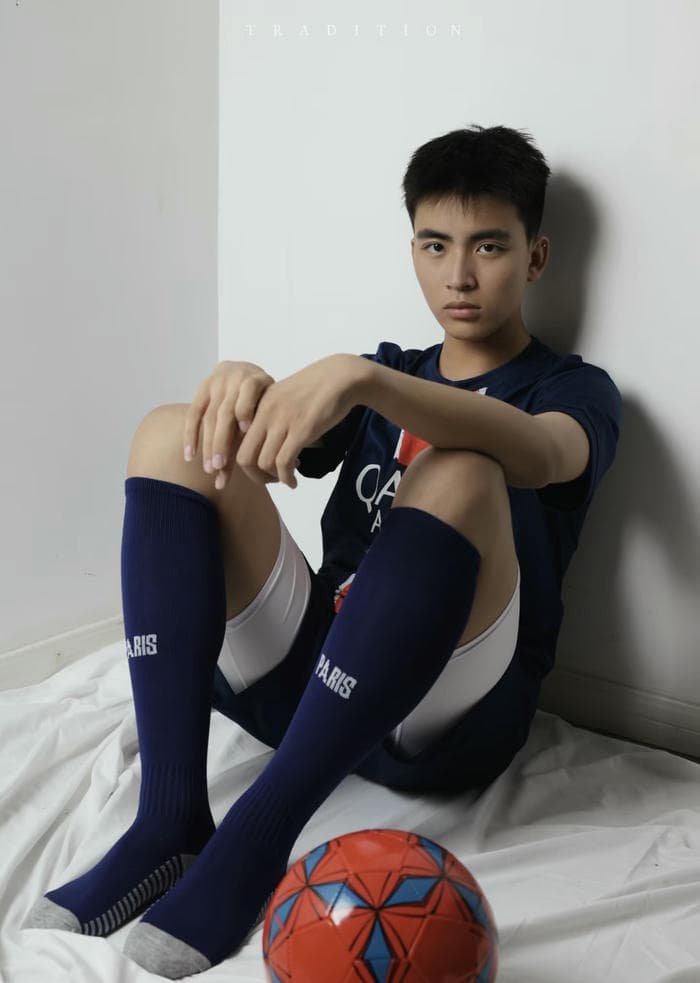 ảnh con trai đá bóng với phong cách tự tin