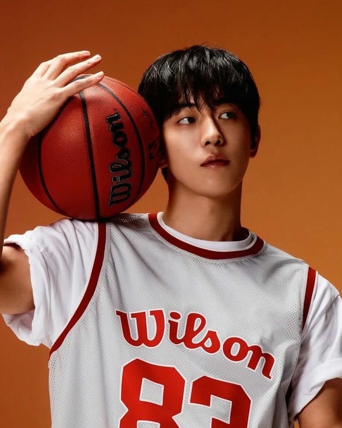 ảnh con trai dẫn bóng khéo léo trên sân