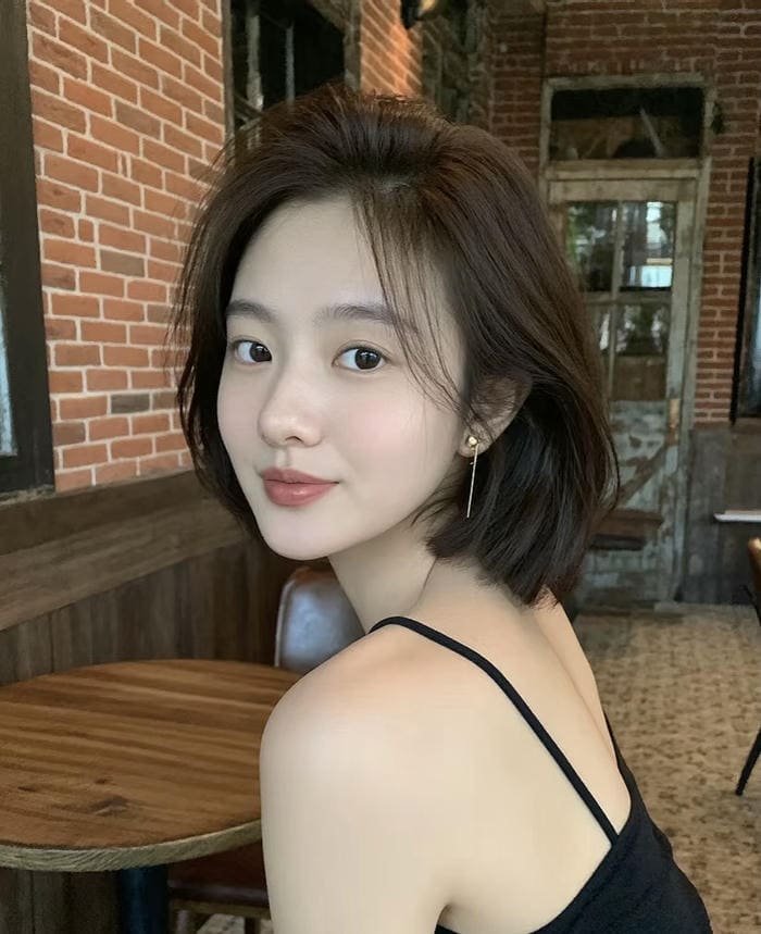 ảnh gái tóc ngắn tràn đầy sức sống