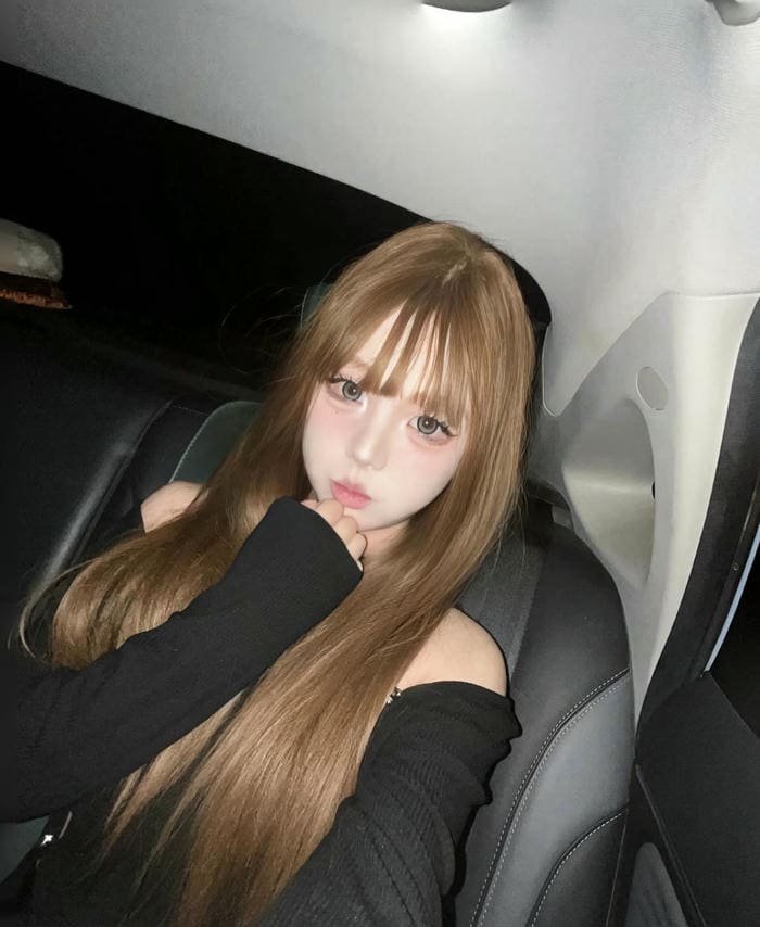 ảnh gái tóc vàng nhẹ nhàng và quyến rũ