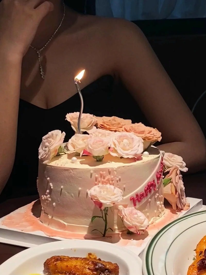 ảnh gái xinh bên bánh sinh nhật