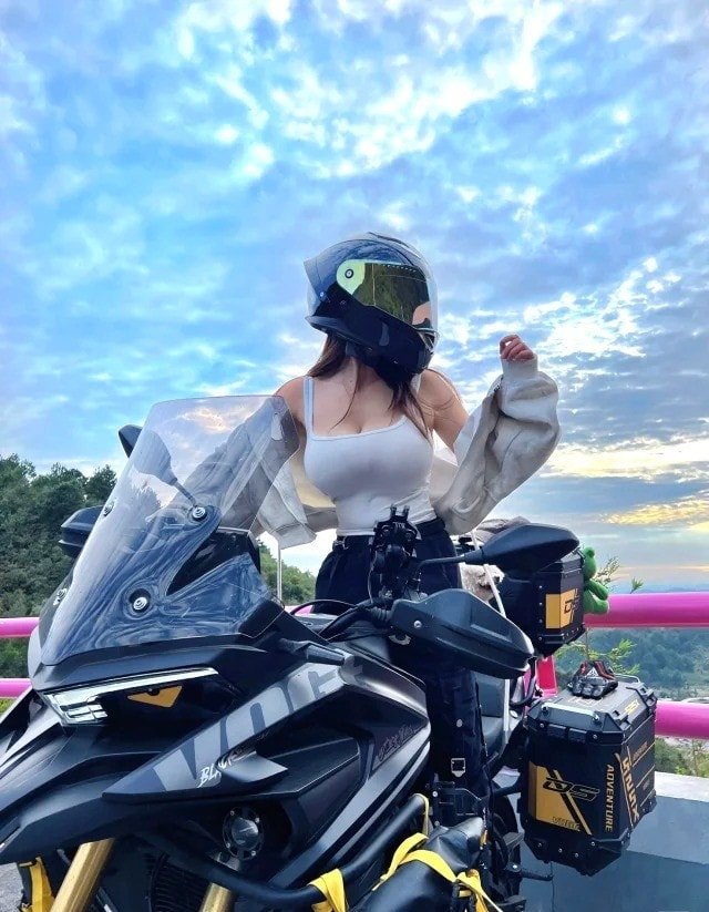 ảnh gái xinh bên moto độ