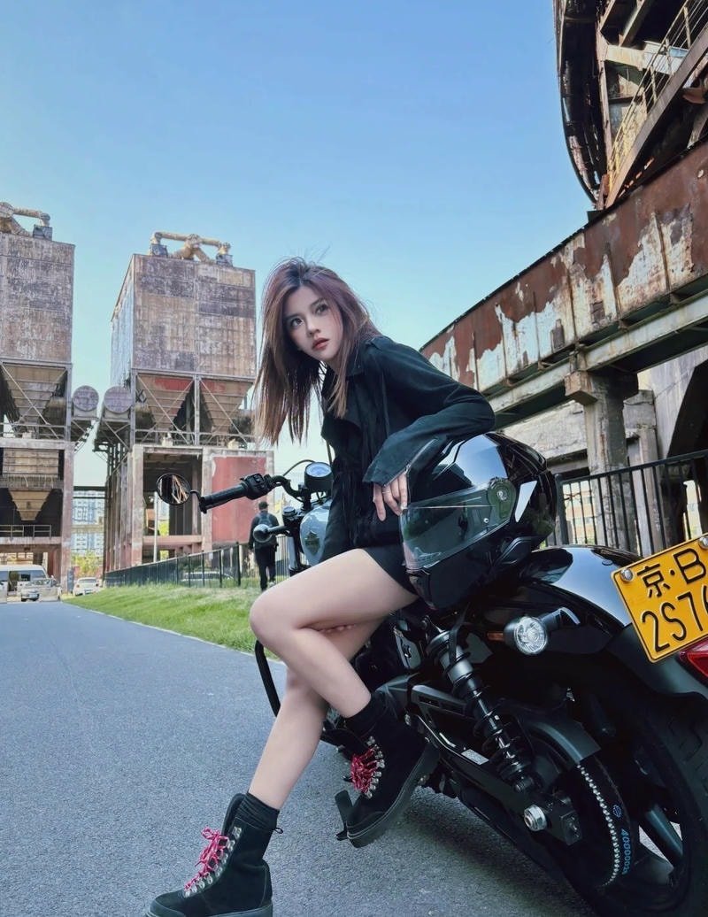 ảnh gái xinh bên xe moto độ