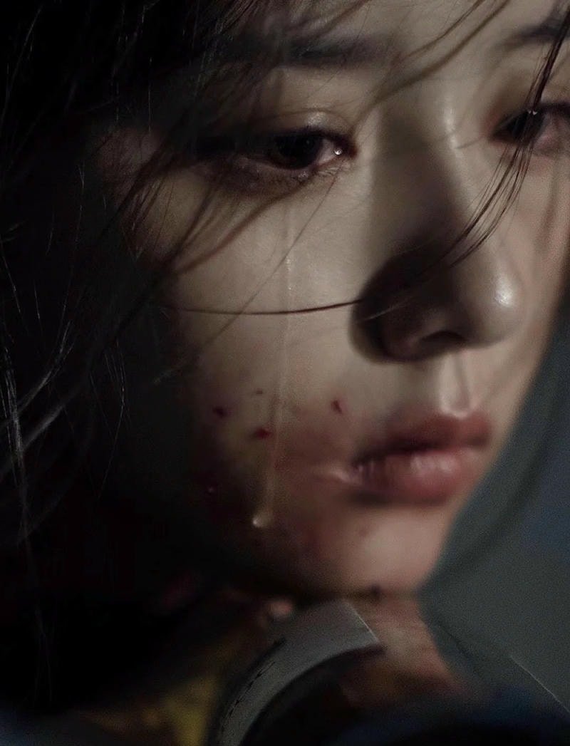 Hình ảnh cô gái buồn khóc, sâu lắng