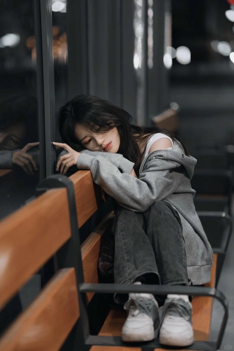 ảnh gái xinh buồn lạnh lùng ngồi trên ghế