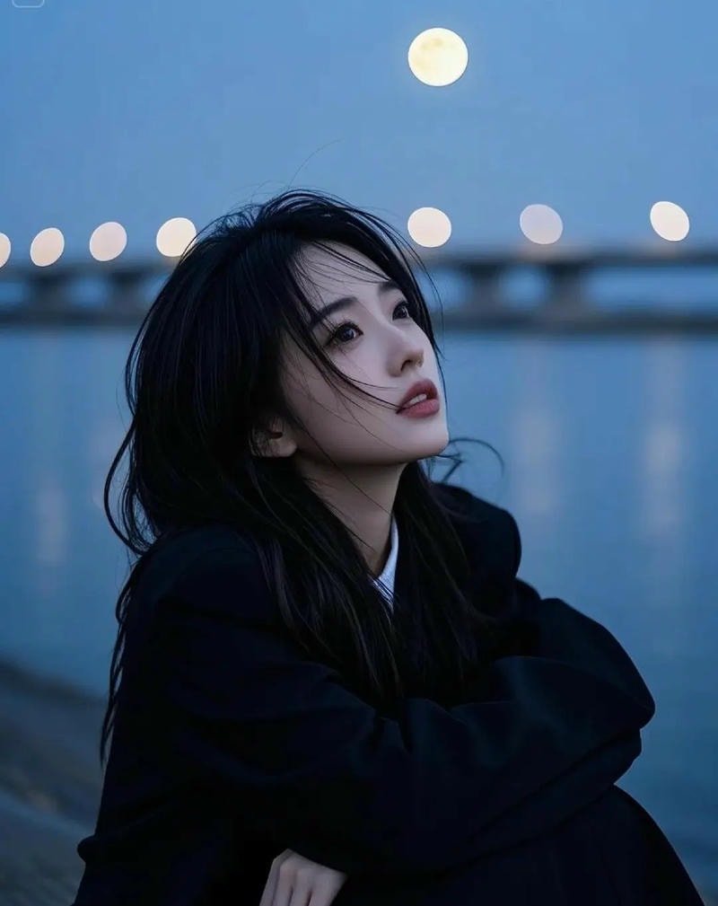 ảnh gái xinh ngồi buồn nhìn xa