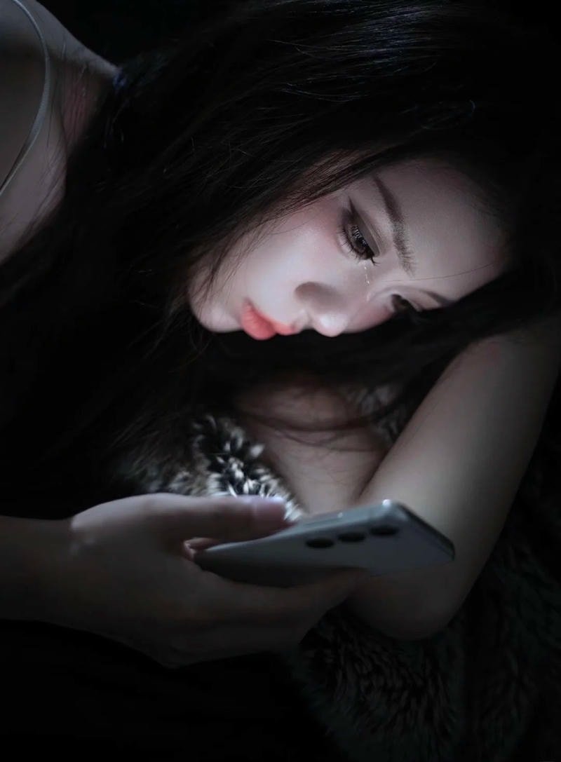 ảnh gái xinh buồn phản chiếu