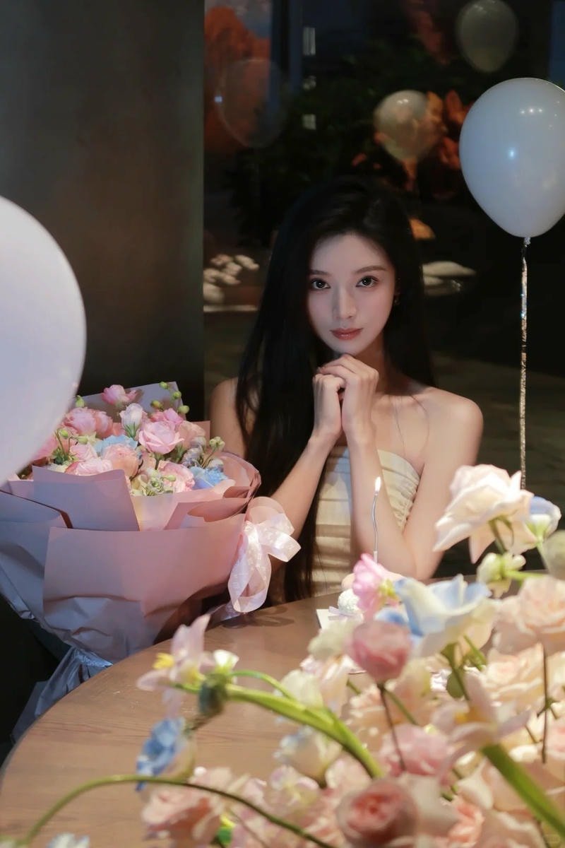 ảnh gái xinh cầm bánh kem