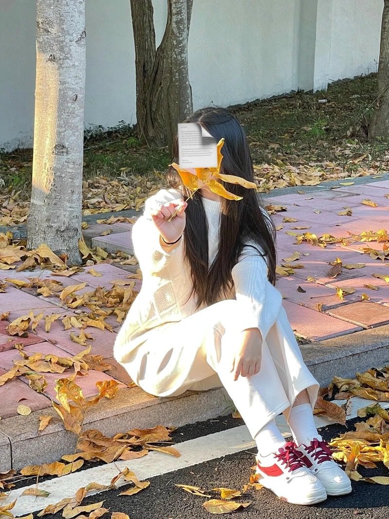 ảnh gái xinh che mặt bằng lá dễ thương