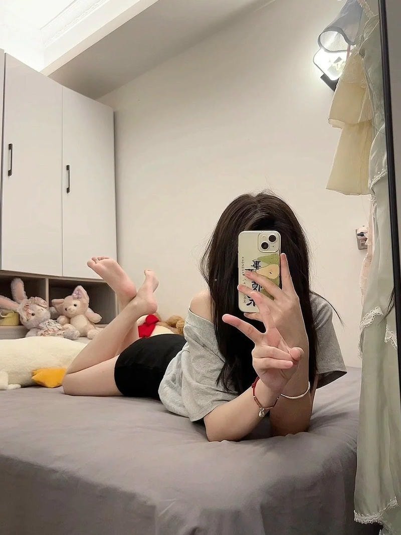 ảnh gái xinh che mặt với iphone