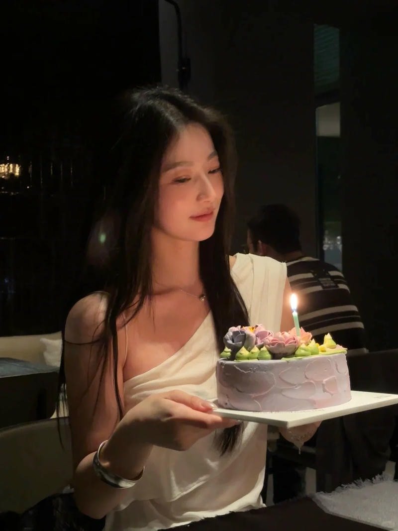 ảnh gái xinh chụp cùng bánh kem