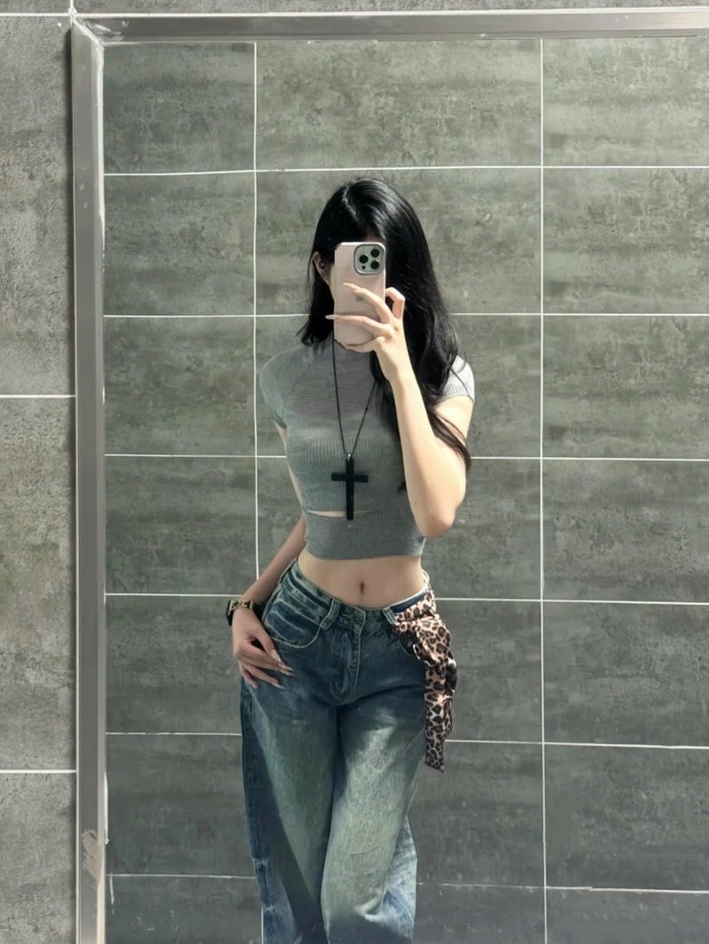 ảnh gái xinh chụp gương outfit