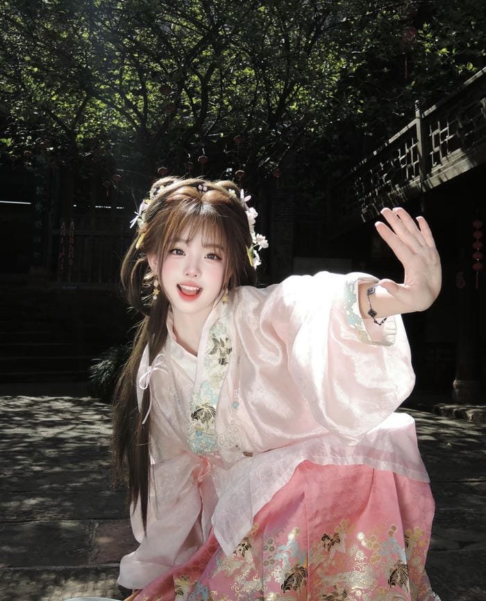 ảnh gái xinh cổ trang giữa khung cảnh sơn thủy hữu tình