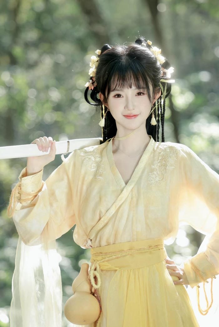 ảnh gái xinh cổ trang trong tư thế tao nhã