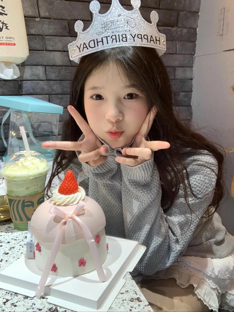 ảnh gái xinh cười trong sinh nhật