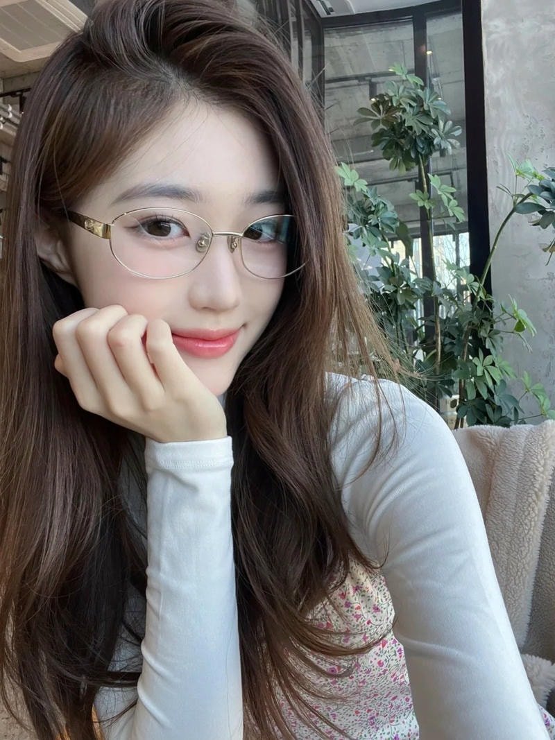 ảnh gái xinh đeo kính chụp ảnh
