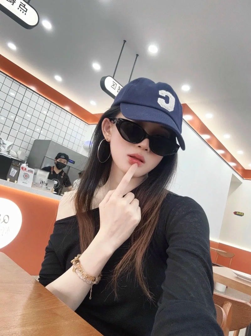 ảnh gái xinh đeo kính đen ngầu