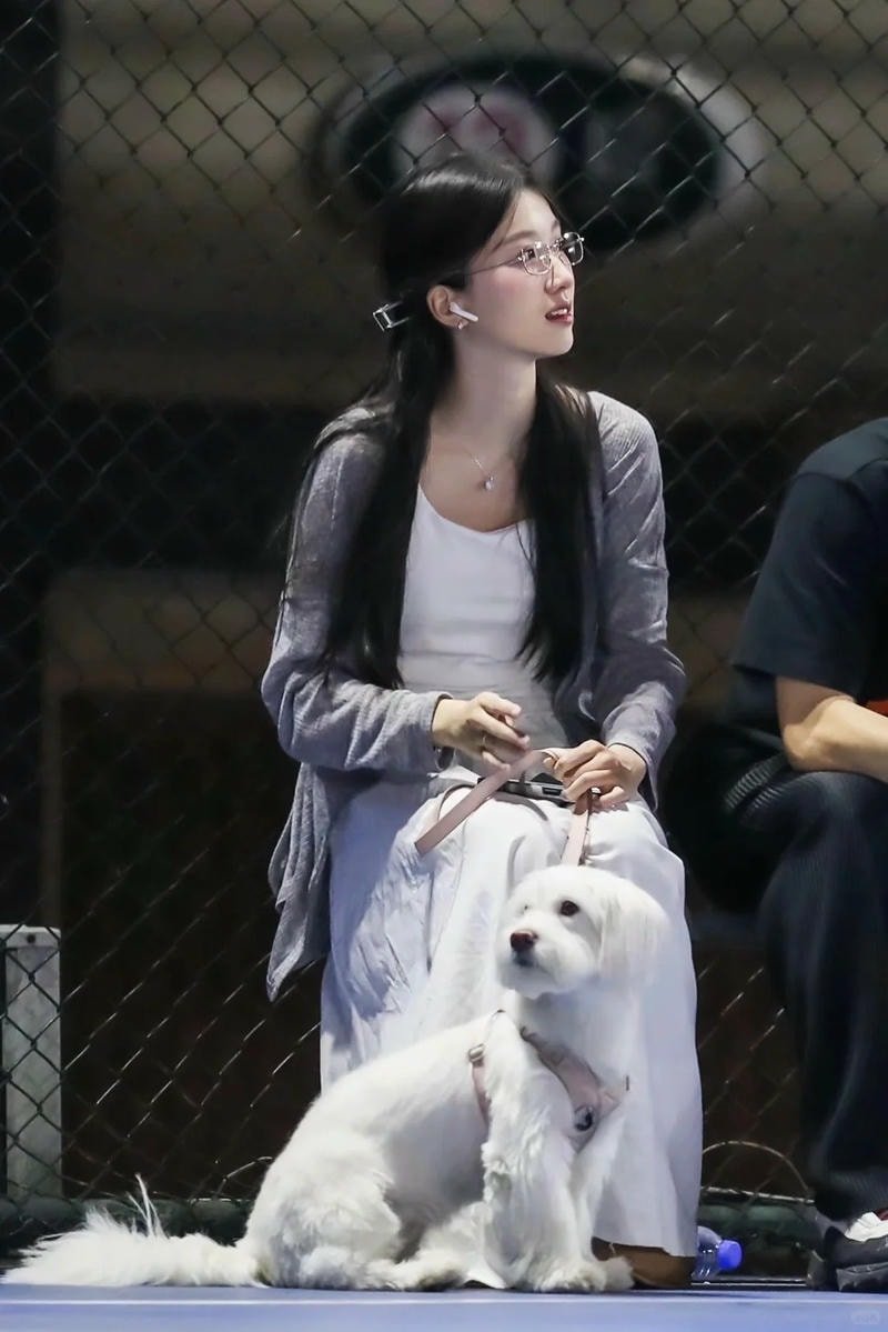 ảnh gái xinh đeo kính gọng nhỏ