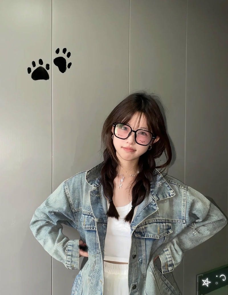ảnh gái xinh đeo kính gọng tròn