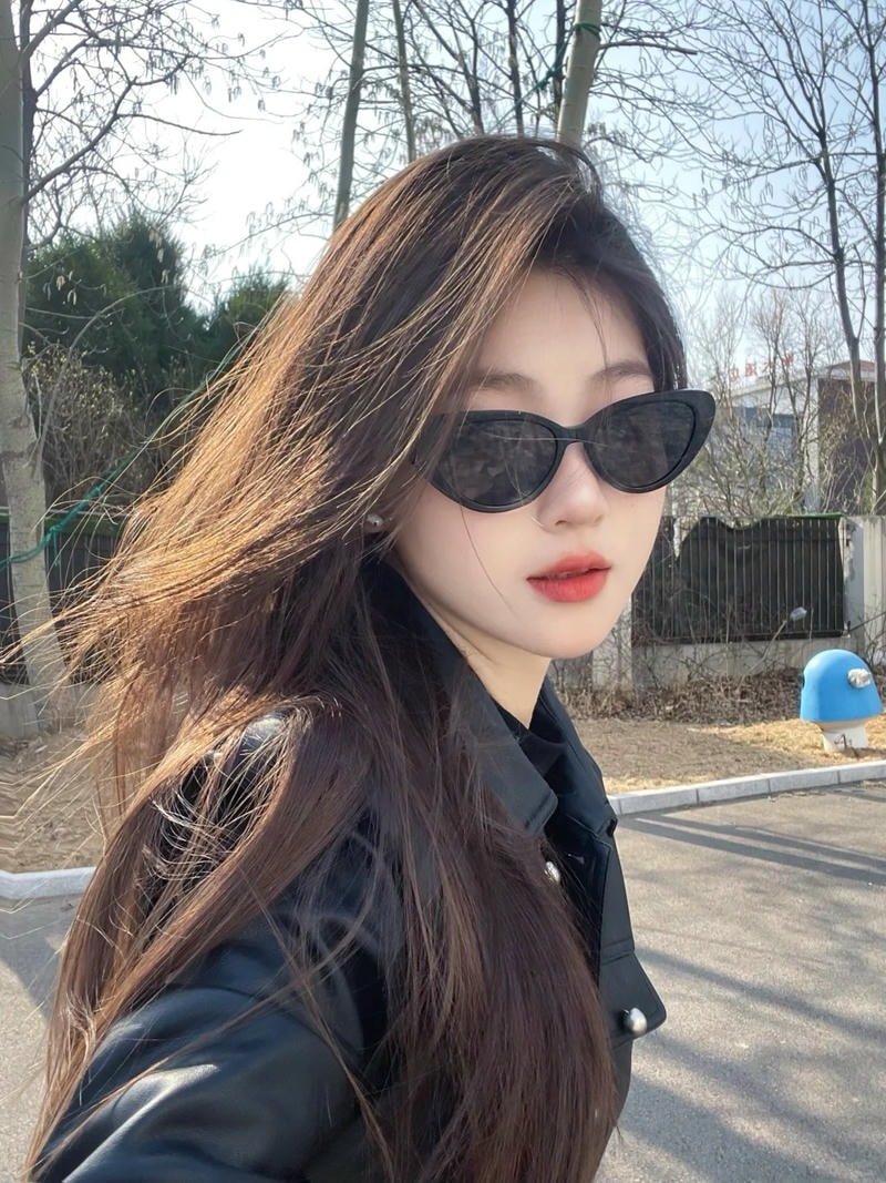 ảnh gái xinh đeo kính ngầu cá tính