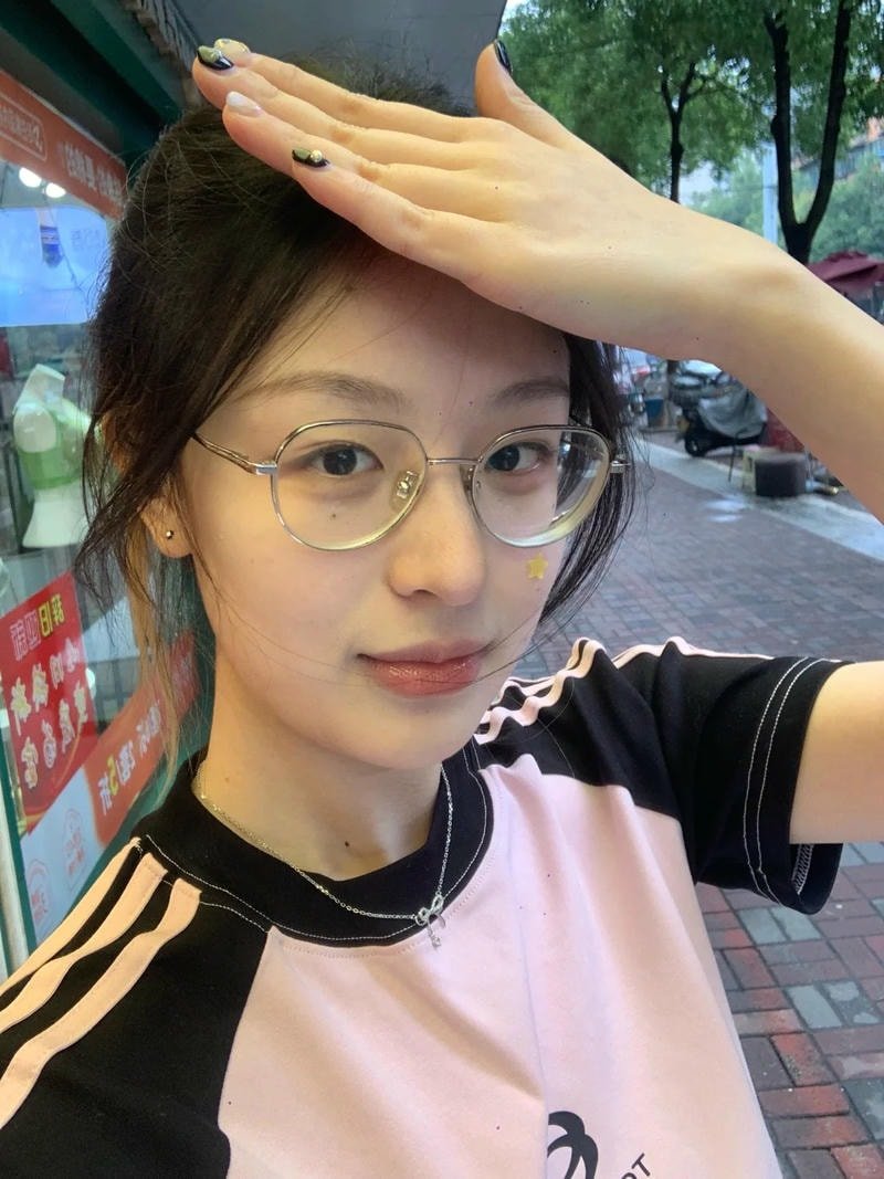 ảnh gái xinh đeo kính ngoài trời