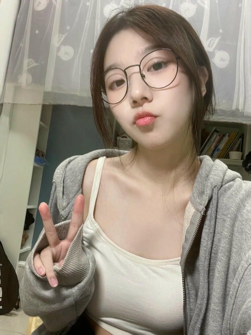 ảnh gái xinh đeo kính nhẹ nhàng