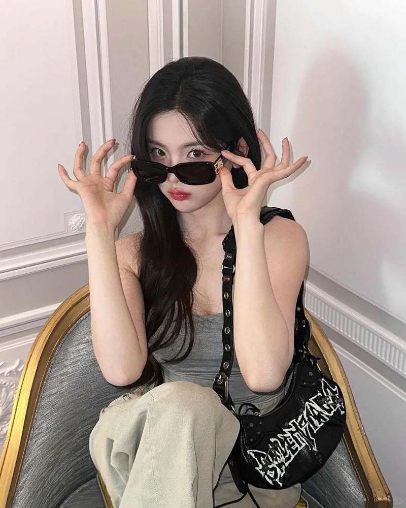 ảnh gái xinh đeo kính selfie