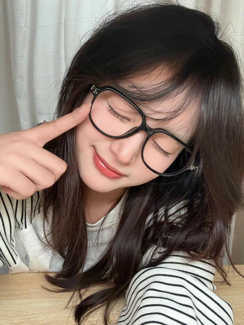 ảnh gái xinh đeo kính tóc dài