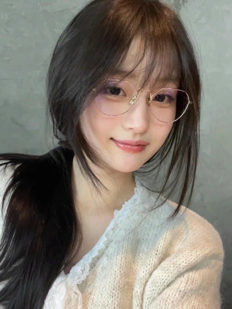 ảnh gái xinh đeo kính tóc ngắn