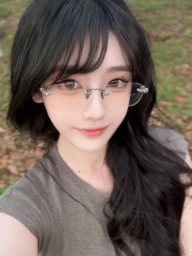 ảnh gái xinh đeo kính trắng