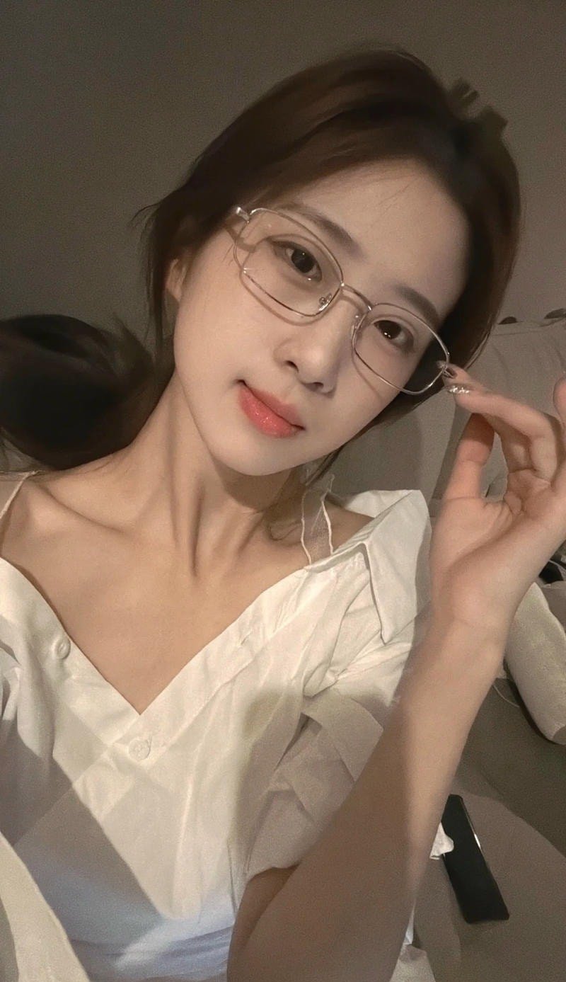 ảnh gái xinh đeo kính tròn