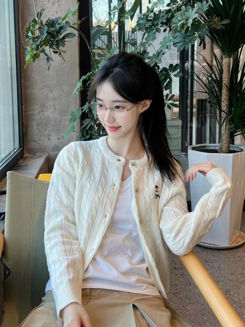 ảnh gái xinh đeo kính vuông